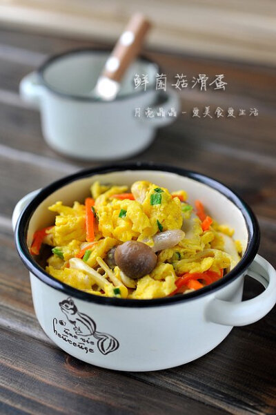 材料 鸡蛋 3个 胡萝卜 半根 菌菇 150g 葱花 1小把 作法 1.鲜菌菇洗净，胡萝卜去皮，切成丝； 2.将菌菇和胡萝卜丝放入开水锅焯2分钟后捞出沥干水分，菌菇撕开成小朵。鸡蛋打散; 3.把撕好的菌菇和胡萝卜丝倒入蛋液…