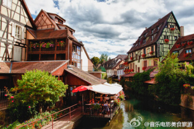 法国阿尔萨斯Colmar 。喜欢这样繁花似锦的感觉。