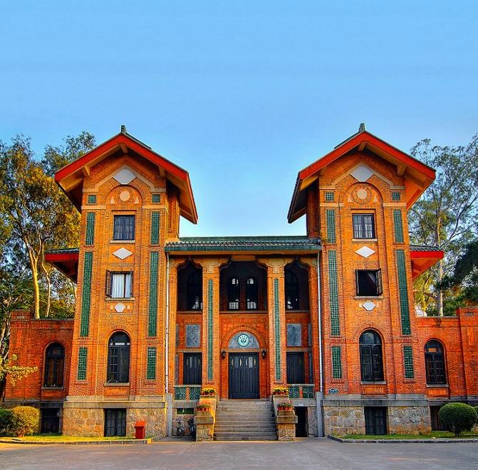 中山大学：树影婆娑，鸟语花香，尽南国风光之妩媚；珠海校区，端庄大方，竭规划方案之成果；梁求琚堂，邵逸夫馆，中大是全国高校获馈赠最早最多者。