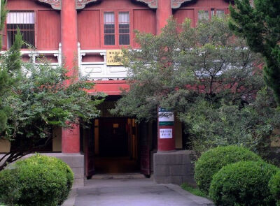 南京师范大学：金陵大学旧址，小巧玲珑，依稀可见旧都繁荣模样，虽是承袭金陵女校风俗，胭脂气息略显隆重，仍不失为江南名校之典范。