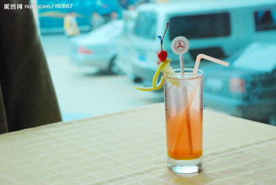 【中文名称】：长岛冰茶 【英文名称】：Long Island Iced Tea 材 料 辛辣金酒15毫升，朗姆酒15毫升，伏特加15毫升，龙舌兰酒15毫升，橘橙酒5毫升，柠檬汁30毫升，砂糖2茶勺，可乐补足剩余，柠檬片1片 制 法 …