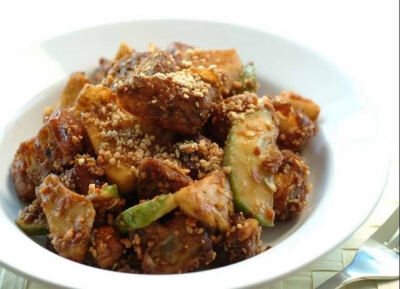 Rojak( 马来辣沙拉),马来语中,“Rojak”是大杂烩的意思。分为印度风味和中国风味两种。印度式的是将烙饼、蚌虾、豆糕、花生拌上赤红色的辣椒酱一起吃。