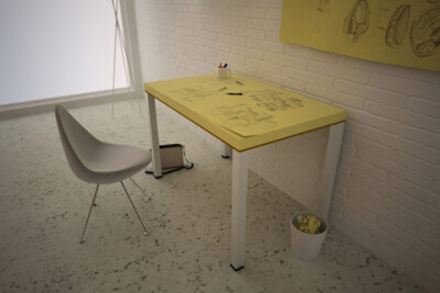 便签纸和小桌子的接合，意大利的设计团队 Soup Studio 推出的 the Post-it Table.