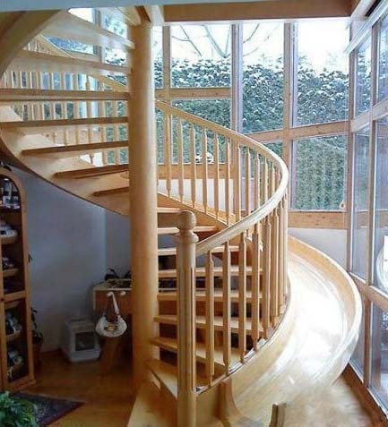 如果家中是多层结构，装上这样一个带滑梯的楼梯，让下楼梯这件小事变得快乐起来 ~