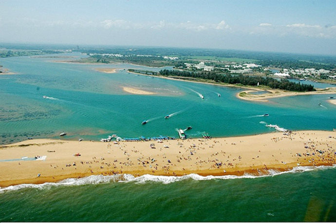 博鳌镇地处南海东部海岸，是“亚洲论坛”永久会址所在地。这里温暖宜人的气候，江河湖海的滋润，四季常绿的环境，明媚的阳光，洁净的空气，特别规划区将成为最受国内外养老人群青睐，有益于身心健康的养生、养老居住地