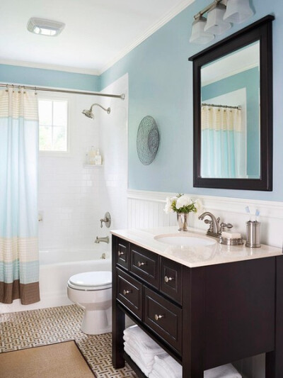 水藍色的浴室很美