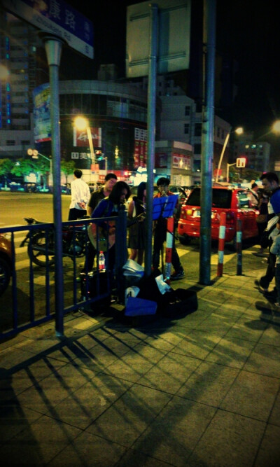 万达门口流浪歌手，在夜色里，悠扬地歌声传的很远~