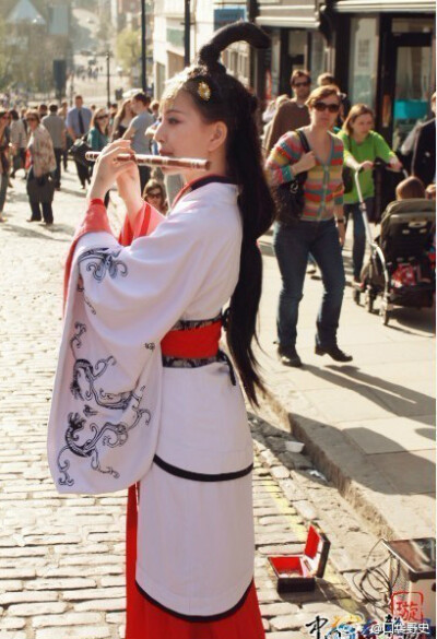 一位在英国街头卖艺的身着汉服的中国女子. 她一个人在异乡，干了多少老爷们都汗颜的事。在外国文化肆意侵入的时代，她努力尝试从一件衣服入手宣传传统文化，真的很令人佩服。任何事都是由外而内由浅而深的。她说“勿…