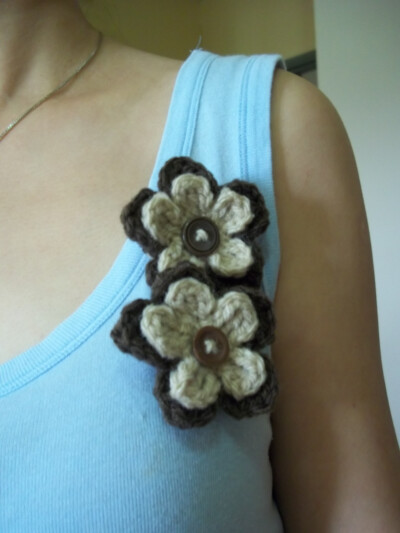 针织花儿扣针 flower brooch http://ninihandmade.blogspot.com/2012/04/flower-brooch.html