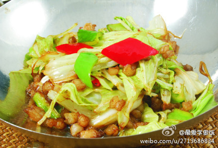 【手撕包菜】食材：卷心菜，花生油，盐，醋，生抽，水淀粉，白糖，蒜，朝天椒。制作：1、包菜用手撕成碎片、洗净、沥干水。2、将所有配料调成一碗酱汁。3、锅烧热，倒入油，加热至十成热，把包菜放进去快速翻炒，不断翻炒炒至回软，马上倒入糖醋汁，再炒一分钟即可出锅。