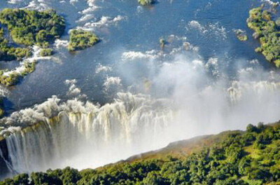 赞比亚，维多利亚瀑布瀑布的水流从350英尺(315米)滴落的声音在一英里之外都可以听得到。瀑布声是这里唯一的声音也是最大的声音，因此它当之无愧地成为世界上最安静的地方之一。
