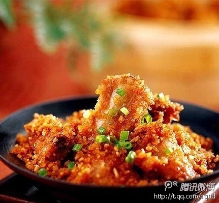 【DIY美味的粉蒸排骨】将排骨洗净，用料酒、盐、花椒腌制二十分钟。二十分钟后，加入两勺豆瓣酱、两勺生抽，拌匀。（排骨为0.6kg）加入米粉拌匀后，放入蒸锅，铺平盖上锅盖，先大火蒸十分到十五分钟然后小火半个小时。最好一次加足够的水，中途不要揭开锅盖！☺