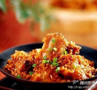 【DIY美味的粉蒸排骨】将排骨洗净，用料酒、盐、花椒腌制二十分钟。二十分钟后，加入两勺豆瓣酱、两勺生抽，拌匀。（排骨为0.6kg）加入米粉拌匀后，放入蒸锅，铺平盖上锅盖，先大火蒸十分到十五分钟然后小火半个小时…