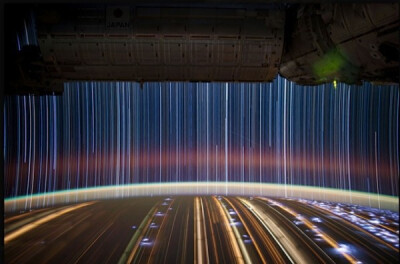 用长曝光从国际空间站摄回的美丽