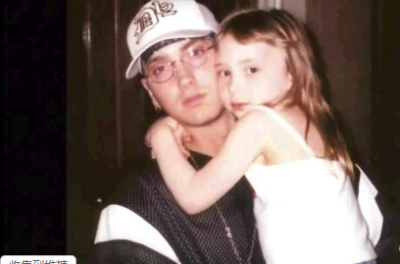 Eminem和女儿Hailie Jade。想起了那首mocking bird 阿姆说世界上唯一能制衡他的就是他的女儿了。想起个笑话，说女儿在twitter上说喜欢Justin Bieber，于是他就去与Justin合照 真是忍辱负重！