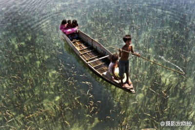 这是马来西亚小镇Semporna一群划舟的孩子，像是在天空游荡。