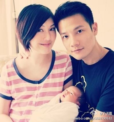 6月5日下午，杨千嬅顺利产下一子。10日下午4时，丁子高在微博上传一张一家三口的温馨合照。非常幸福。
