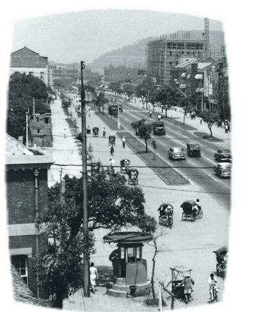 中山北路旧景 在五十年代台北市最繁荣的中山北路上，三轮车、摩托车是一般百姓主要的代步工具，在马路中央奔驰的是富人的“黑头车”及“美援”的军用车。往上通往圆山士林