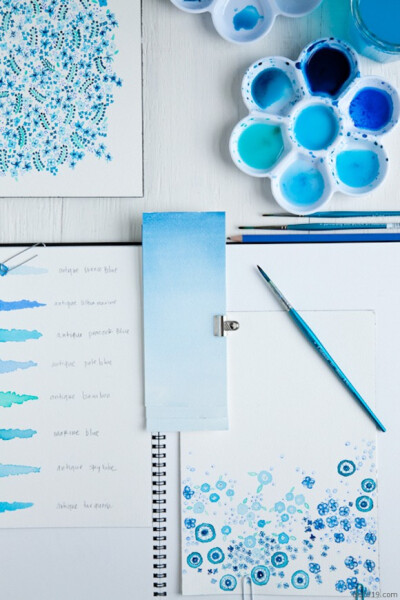 Leslie住在加拿大的维多利亚，一直以来她都在探索一个关于颜色的故事。随着夏天的来临，在这个梦一样的5月，有关于海洋的色彩在她手中诞生了。