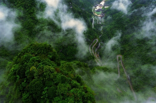 天门山。张家界。一个梦幻的地方。和父亲一起感受大自然的美丽吧。