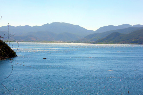 泸沽湖···女儿国。山清水秀的美景，实在让人着迷。和父亲一起来把。