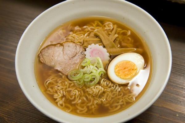 【ラーメン】拉面。电视里用的是方便面，调料也是,只是最后放一点其他的食材做点缀。