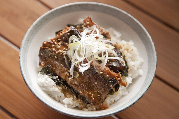 「さんまの蒲焼丼」秋刀鱼宽叶香蒲烧盖饭。先把秋刀鱼热一热，加上芝麻，紫菜，撒上花椒。