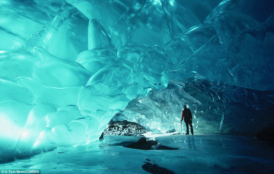 美国阿拉斯加州的冰川湾国家公园和保护区（Glacier Bay National Park and Preserve）里面尽现大自然的神奇造化和鬼斧神工。保护区内不仅地表风光壮美无限，而且地表以下的景象也让人称奇赞叹。以下图片展示了这里冰川内部被融水雕蚀成的晶莹剔透的洞穴，让人心醉神迷，无限向往。