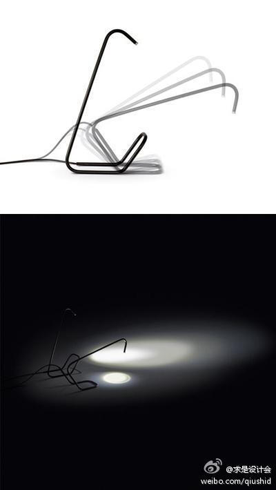 Thomas Feichtner 的绘画灯，它把简洁做到家了，仅包含钢管、线缆和发光体(LED)，是专门针对绘画来设计的，立起来的时候，它可以照亮整个桌面，放倒它的时候就可以聚焦到你需要的某一点上，经过特别设计的底座可以在…