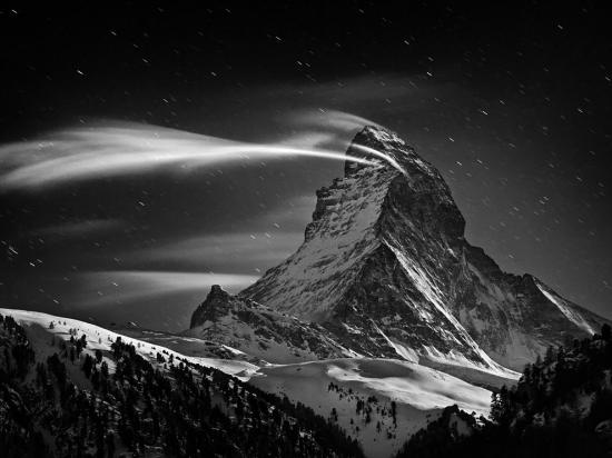 Matterhorn的夜晚！马特洪峰（Matterhorn），位于瑞士瓦莱州小镇采尔马特，海拔4478米，是阿尔卑斯山最美丽的山峰，也是瑞士引以为骄傲的象征！-酷旅图