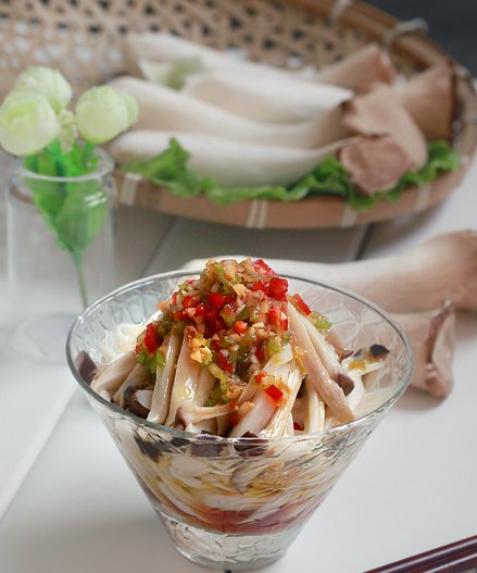 材料 小杏鲍菇 4个 蒜子 5个 米醋 10克 青红椒 各20克 芝麻油 30克 盐 1克 作法 1.将杏鲍菇清洗干净,入蒸锅中大火证7-8分钟,取出晾凉备用; 2.将青红椒和大蒜都切成细末; 3.将切好的末倒入小碗中,再加入米醋、盐、芝麻油搅拌均匀; <br />4.带上一次性手套,将杏鲍菇撕成小条,摆入盘中,淋上调好的味汁即可。