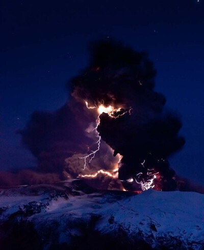 冰岛南部的埃亚菲亚德拉冰盖火山爆发