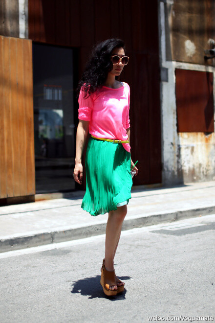 夏天到了尝试一下新的撞色 light pink top, green pleated skirt both from Front Row, H&M yellow belt, Jeffrey Campbell shoes