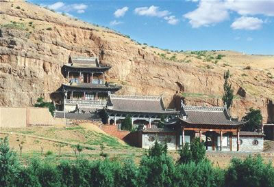 石空寺石窟位于中宁县石空镇西北的双龙山南麓。又名大佛寺，双龙山古称石空山，山东侧石壁峭立，适於开窟造像。这里原有大佛洞、万佛寺、百子观音洞、灵光洞等，但如今除万佛寺外，各窟均被流沙埋没