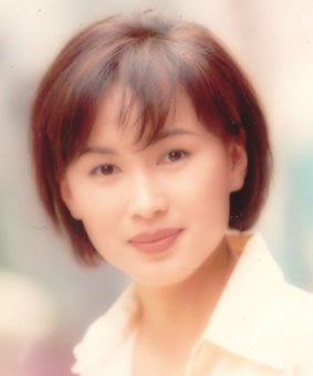 1990年陈秀雯复出电视圈为TVB拍剧，《自梳女》、《人海骄阳》都取得了不俗收视，之后的 《壹号皇庭》系列和《再见亦是老婆》则彻底奠定了她在90年代中期的TVB一姐地位，连续几年入选十大最受欢迎电视艺人，尤其《再…