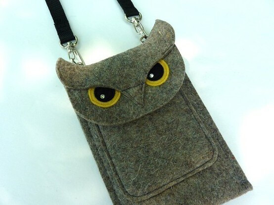 不织布做的手机包 这货要卖35刀啊！！！这里有成品的细节图http://www.etsy.com/listing/62410459/deluxe-gadget-case-owl-in-designer-felt