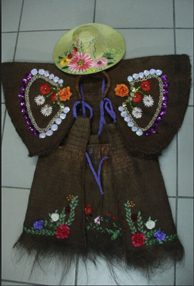 雅琳的蓑衣配上珊红的草帽 这绣工啊