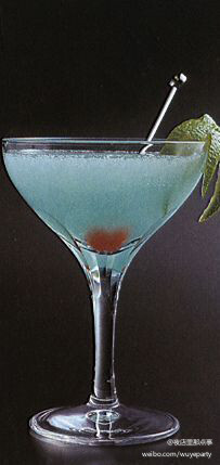 【水晶蓝Crystal Blue】材料：哈瓦那俱乐部兰姆酒（透明兰姆酒）15毫升、蓝鸡蛋果利口酒15毫升、蜜桃利口酒15毫升、葡萄柚汁15毫升、柠檬皮适量、甜味樱桃1颗 制法：①将材料和冰放入调酒壶，摇匀。②将①注入鸡尾酒杯，用酒签剌好的椰树枝，柠檬皮和甜味樱桃装饰