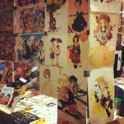 At ALA artist alley right now! My little corner space crammed full of prints o3o;;————乔安娜