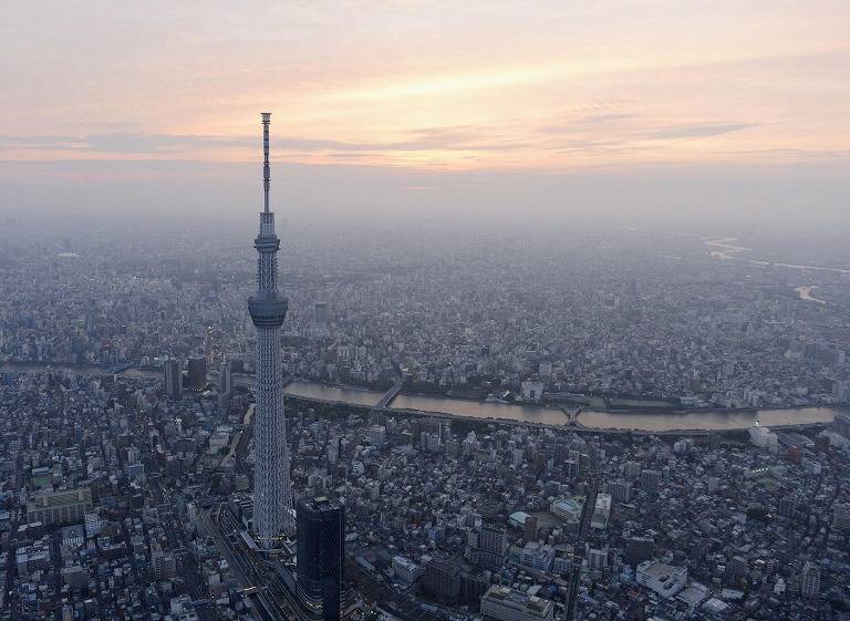 從直升機上俯瞰東京晴空塔電波塔的景色，日本東京。東京晴空塔5月22日正式啟用，高度為634米，是目前世界第二高的人造建築物，僅次於哈里發塔。 攝影師：Kyodo