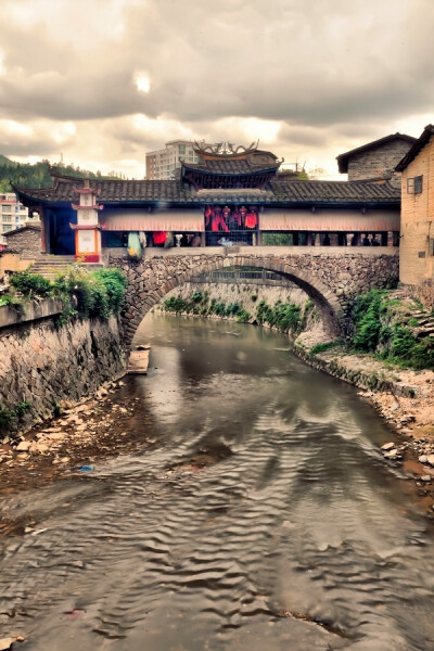 【古厦花桥】位于古峰镇古厦村东南两溪交汇处，原为通往各县之要道，始建于明成化年间，清乾隆四十四年（1779）二月重建，聘请名师设计巧匠施工，桥雕梁画栋，斗拱精美，桥面中间部分以细卵石砌成花型，故名花桥。桥…