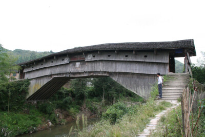 【广福桥】又名溪源桥、开源长桥，位于岭下乡岭下村北，东南—西北走向，横跨岭下溪。据文字记载，该桥始建于元代元统元年（1333年），是屏南众多木拱廊桥中未经重建，只经重修，维护时间最久的一座木拱廊桥，桥长32…