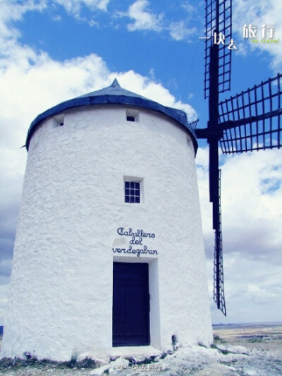 【西班牙-康苏埃格拉（Consuegra）风车村】从马德里坐2个小时的汽车到达consuegra，小镇很宁静，其历史可以追溯到12世纪。城堡面积不大，但是有一定高度，居于其中可以从不同的角度欣赏大风车。