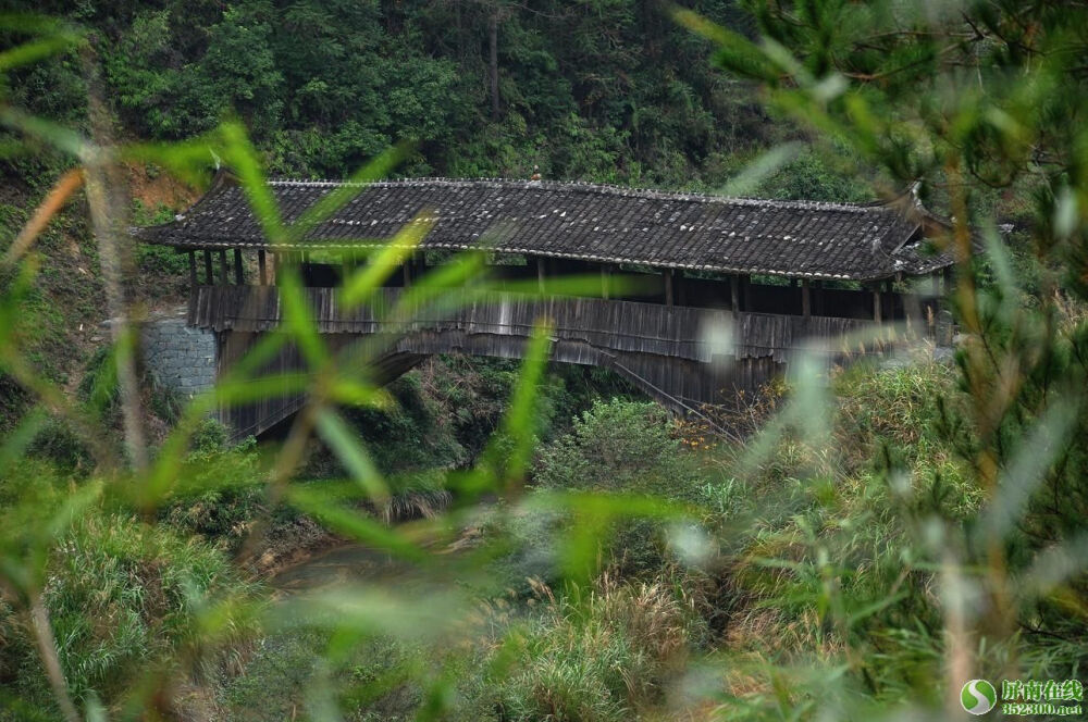 【清晏桥】位于熙岭乡前塘村至棠口乡际头村的古道中，因地处深山峡谷得名。是屏南境内第三险桥。始建于清咸丰二年（1852年），光绪三十一年（1905年）重建，桥长26.4米，宽4.5米，单孔跨度21.8米，桥面距水面高度13.5米，桥屋建11扇48柱，该桥凌谷飞架，雄伟壮观，两岸树木葱茏，桥下急流险潭，正如桥梁的联句所云：朱雀跨中流，虚幻笑神仙画水；彩虹抵两岸，往返任牛女渡河。2005年因建设中型水库而搬迁至程地村附近。