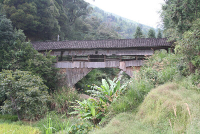 【迎风桥】又名陆地桥，位于屏城乡陆地村水尾，始建年代不详，现桥建于清代，桥长28米，宽3米，单孔跨度13米，桥面距水面高度为8米，桥屋建8扇20柱，四柱九檩穿斗式构架．双坡顶.是屏南县唯一桥屋建二柱九檩穿斗式构…