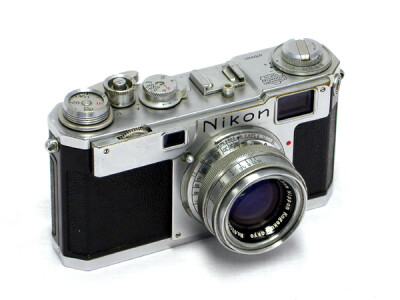 Nikon S2——1953年6月6日万成设计，1954年10月开始生产，12月10日推出，到1958年3月停产，共生产了56715台。片幅为24x36mm，1-1/1000s快门，1:1取景，有闪光同步PC插孔和热靴，带快速卷片摇把。