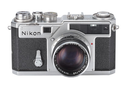 Nikon SP——1957年推出，1961年停产，共生产了32141台。有50、85、105、135和28、35两组六个取景框，1-1/1000s、B、T快门，带自拍，可配3fps的马达。是大F单反机的前身。