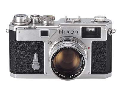 Nikon S3——1958年3月推出，1961年停产，共生产了14310台。作为Nikon SP的廉价版，只有35、50和105三种取景框，其他方面则同Nikon SP完全一样。