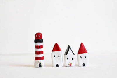 Three little clay houses and a striped lighthouse - white, black and red 好想逃到童话里温暖的小屋中去