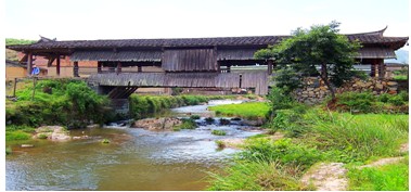 【漈川桥】又称聚宝桥，村民称之水尾桥，位于甘棠乡漈下村村口。始建年代不详，清光绪三十三年（1907年）冬月重建。桥长28、1米，宽4、65米，跨径14、1米，桥面至水面高度4、9米。桥底两端各有一排原木构成八字撑，是我县唯一的一座八字撑木构廊桥。现为县级文物保护单位。桥上神龛祀玄帝。